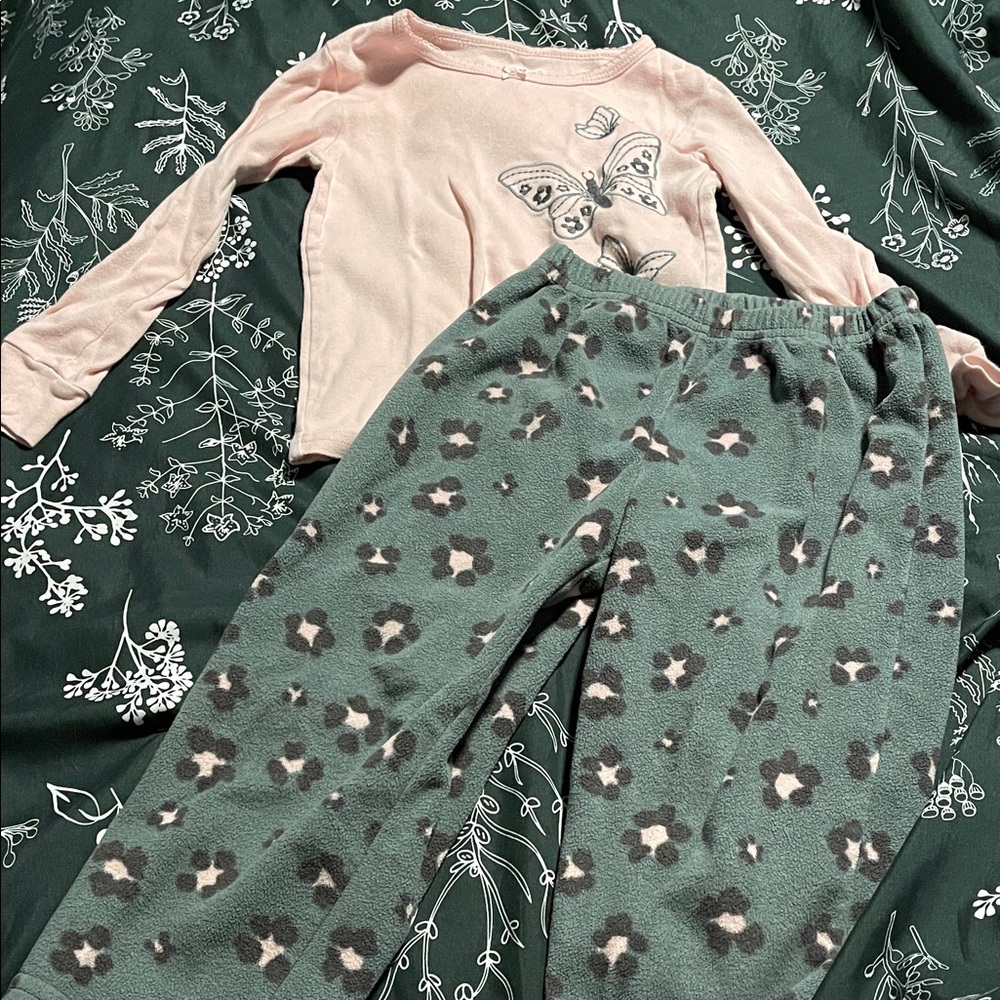 Carter's 4T pj set. Fleece pants. Excellent condition.